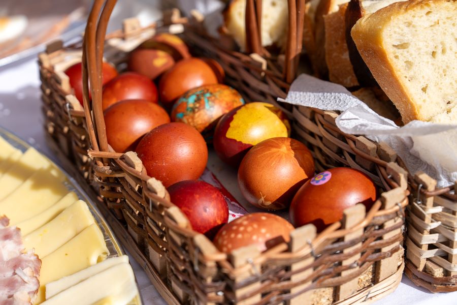 Uskrs u Otočcu završio Uskrsnim doručkom i turnirom u tucanju jaja